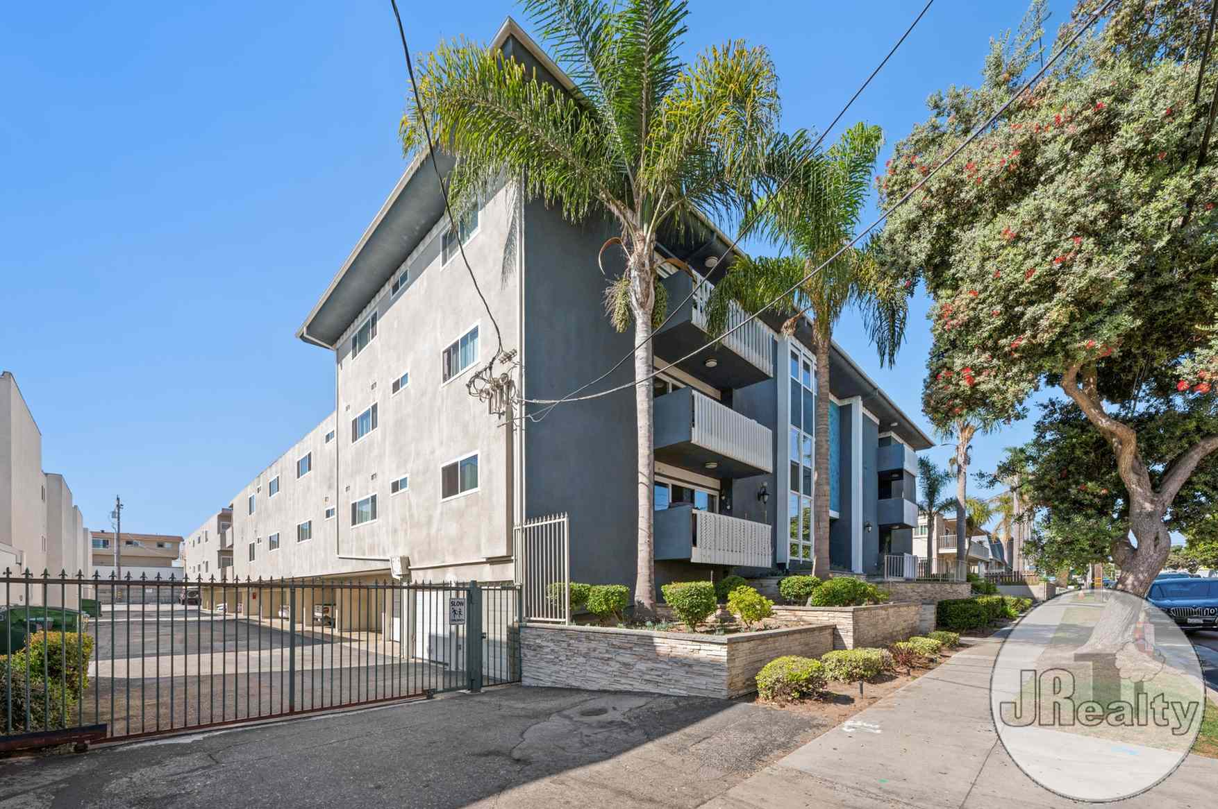 JRealty manages apartment buildings with 16+ units in Los Angeles Sample of a 90 unit apartment building that JRealty manages