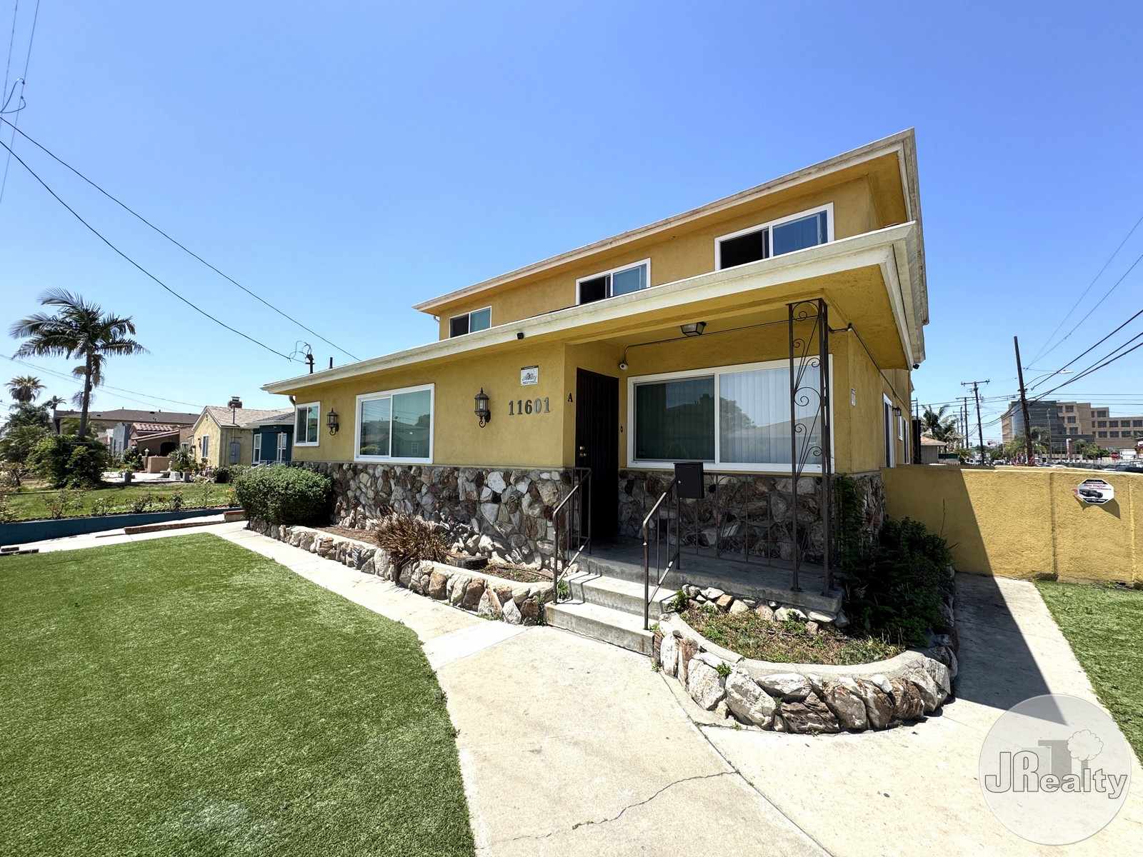 Los Angeles duplex managed by JRealty
