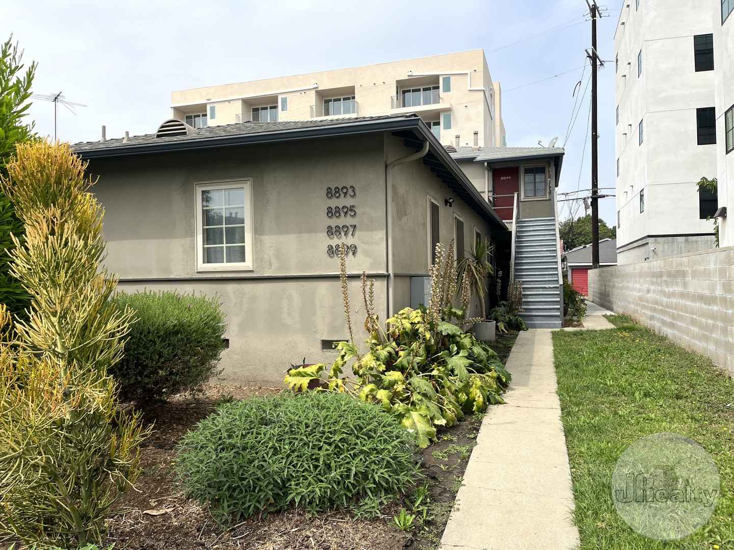 JRealty manages 2–4 Unit Multifamily Buildings in Los Angeles Sample quadruplex building that JRealty manages in Los Angeles